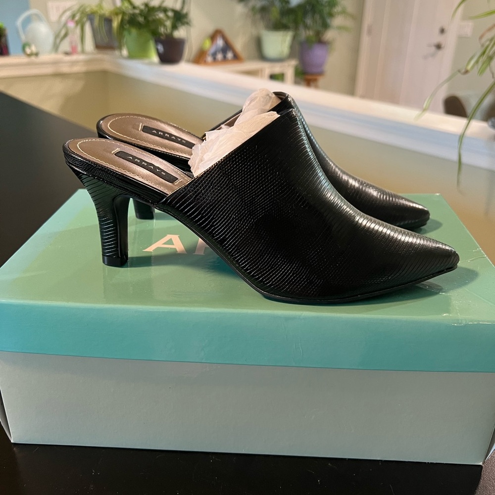 Array Black Mules Sleek Design